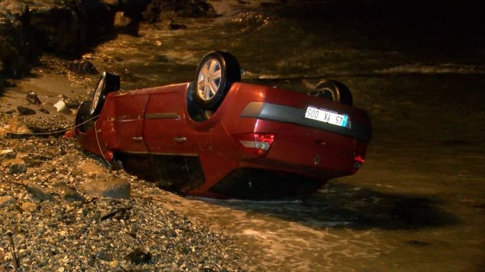 Tuzla'da kontrolden çıkan otomobil denize düştü