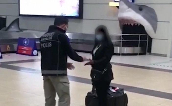 Bolivyalı kadın, 4,5 kilo kokainle havalimanında yakalandı