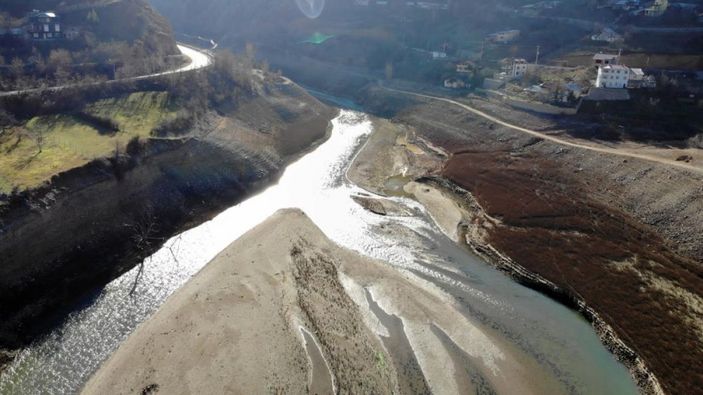 i Gümüşhane Torul Baraj Gölü'nde su seviyesi çekilmeye başladı