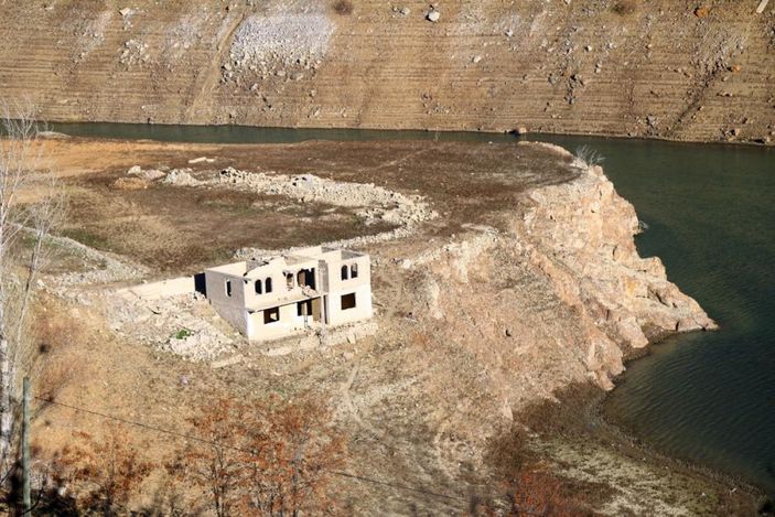 Gümüşhane Torul Baraj Gölü'nde su seviyesi çekilmeye başladı