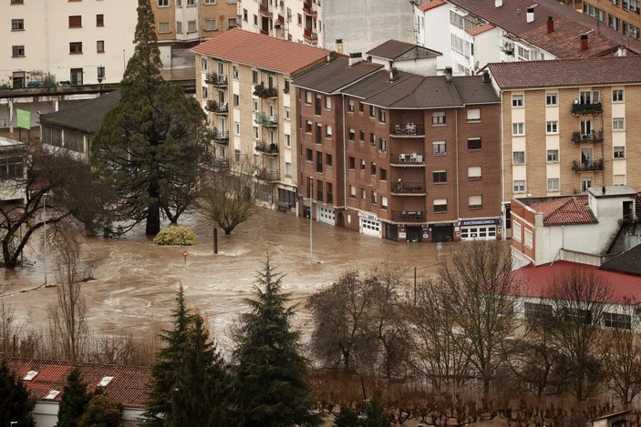 İspanya'daki Barra fırtınası insanlara zor anlar yaşattı