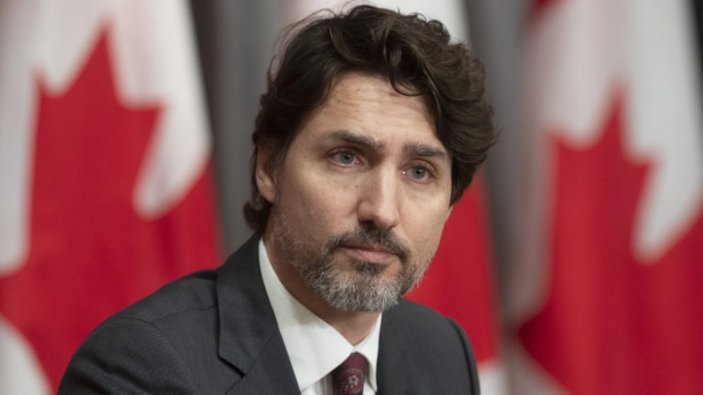 Kanada Başbakanı, başı kapalı öğretmenin okuldan atılmasına tepki gösterdi