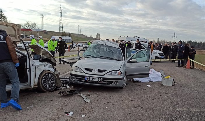 Ankara'da iki otomobil birbirine girdi: Ölü ve yaralılar var