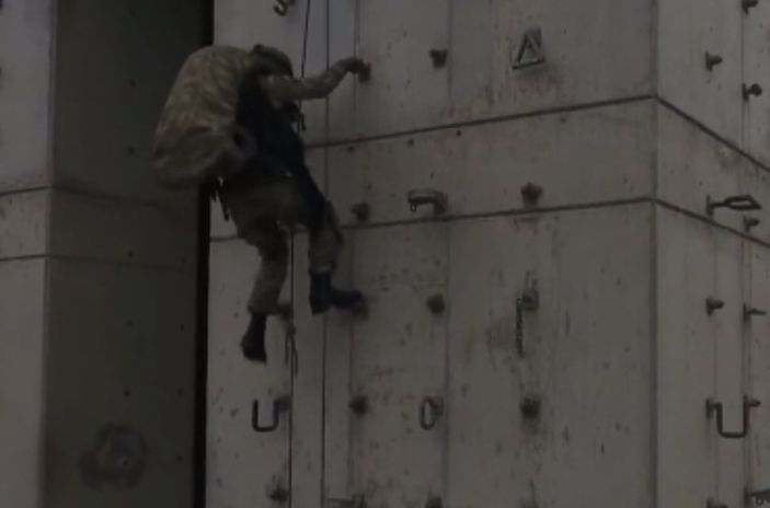 Komandoların eğitimlerinden nefes kesen görüntüler