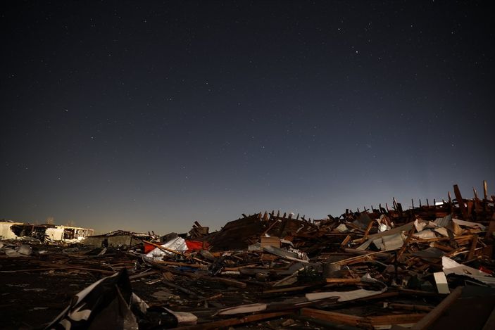 a ABD'de hortum felaketinin öncesi ve sonrası