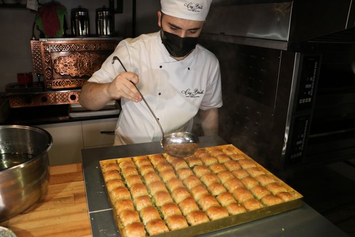 i Kahramanmaraş’ta altın tepsilerde yapılan tatlıların fiyatı dudak uçuklattı