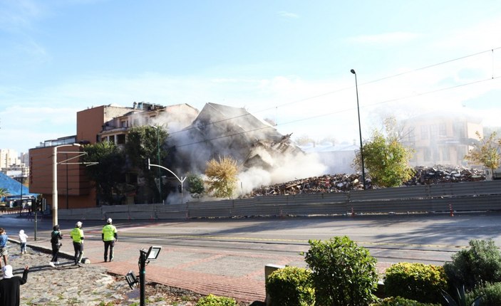 Bursa'da, tarihi bölgede 37 bina yıkıldı