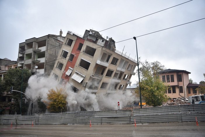 Bursa'da, tarihi bölgede 37 bina yıkıldı