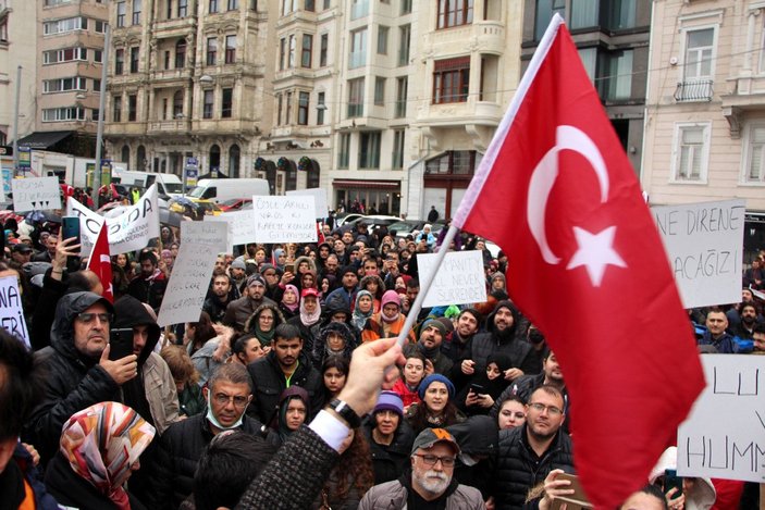 Beyoğlu’nda, aşı karşıtlarından eşek ve deve ile PCR testi protestosu