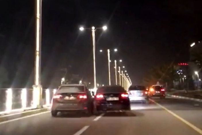 i Elazığ'da otomobilin karşı şeride uçtuğu kaza kamerada