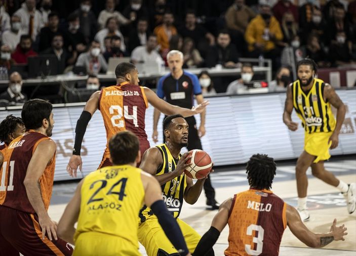 Fenerbahçe deplasmanda Galatasaray'ı 86-76 yendi