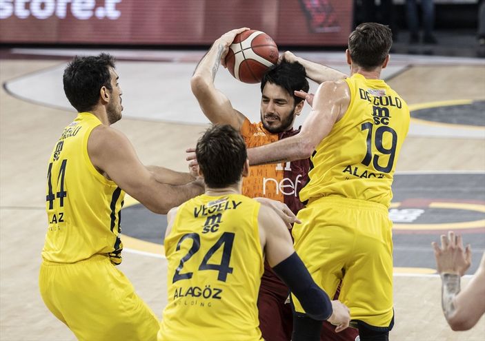 Fenerbahçe deplasmanda Galatasaray'ı 86-76 yendi