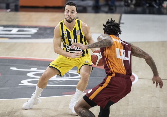 Fenerbahçe deplasmanda Galatasaray'ı 86-76 yendi