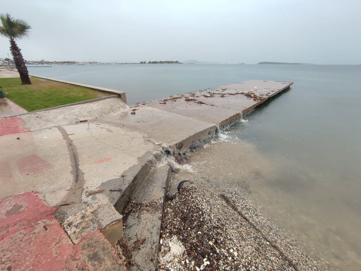 i İzmir'de sağanak sonrası yollar göle döndü