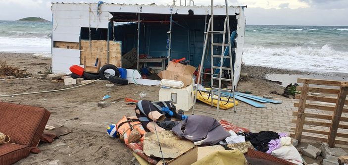 i İzmir'de sağanak sonrası yollar göle döndü