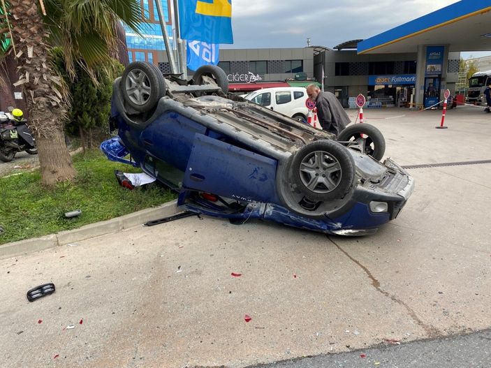 Pendik’te otobüs ile otomobil çarpıştı