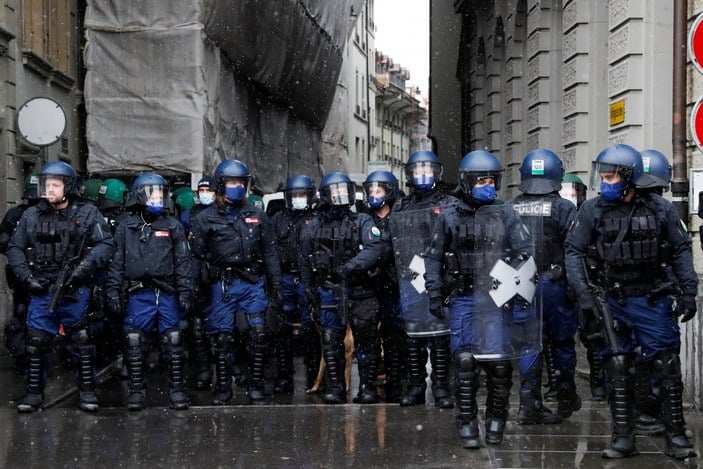 Avusturya'da korona protestolarında polis müdahalesi