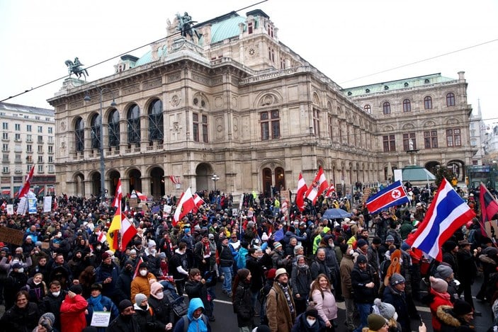 Avusturya'da korona protestolarında polis müdahalesi