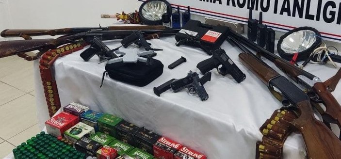 Amasya’da, ‘av tutkunu’ şahsın evinde çok sayıda silah bulundu