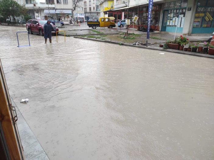 i İzmir'de sağanak sonrası yollar göle döndü