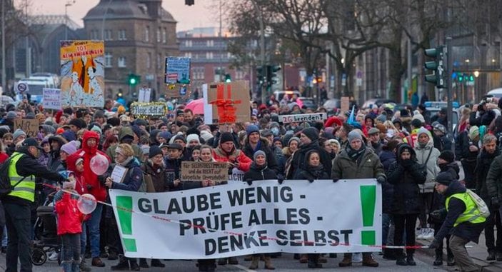 Almanya'da aşı karşıtlarının eyleminde polis sosyal mesafe ölçtü