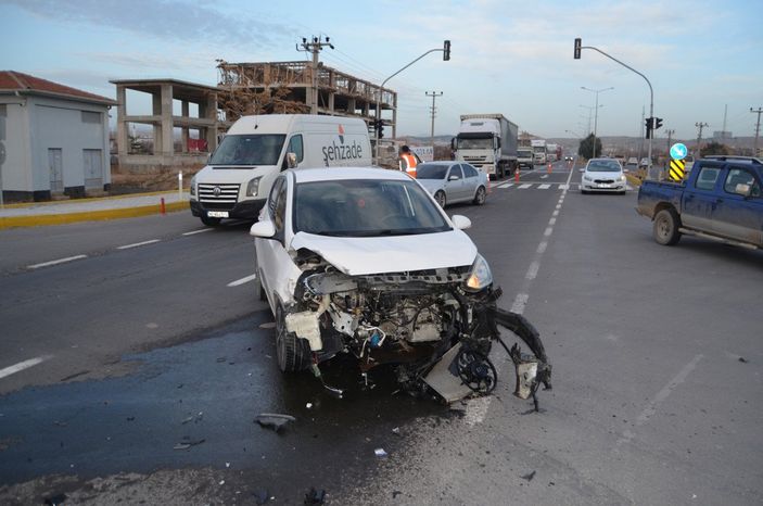 D Aksaray'da ambulansla otomobil çarpıştı: 4 yaralı