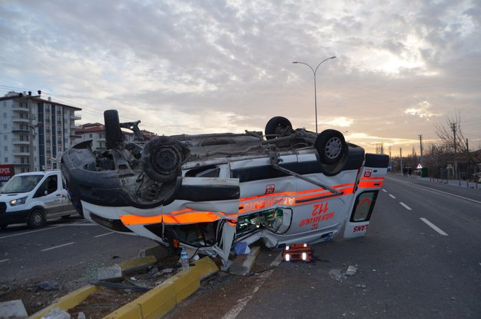 D Aksaray'da ambulansla otomobil çarpıştı: 4 yaralı