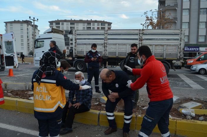 D Aksaray'da ambulansla otomobil çarpıştı: 4 yaralı