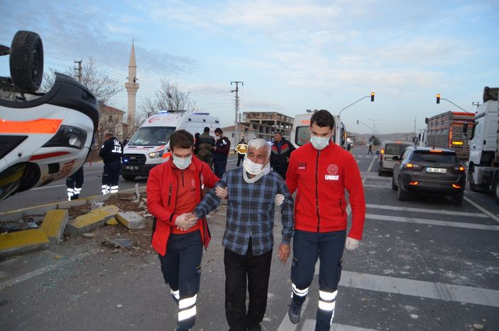 D Aksaray'da ambulansla otomobil çarpıştı: 4 yaralı