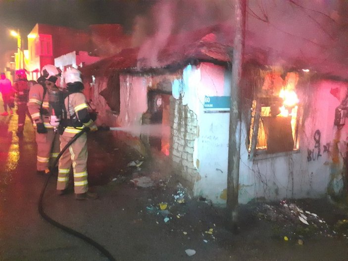 Balıkesir'de elektrik olmayan evde yakılan mum yangın çıkardı