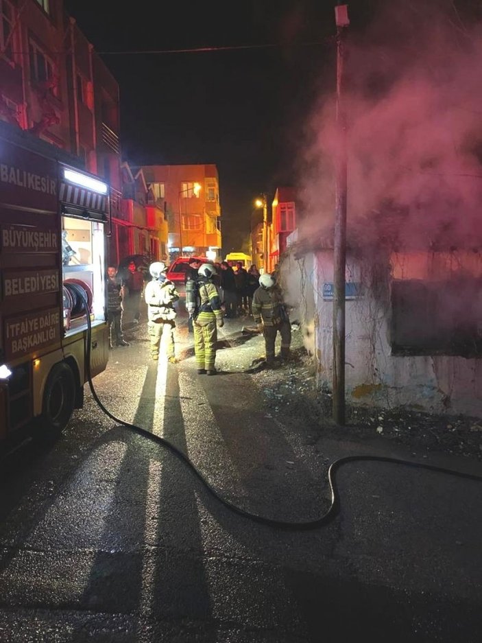 Balıkesir'de elektrik olmayan evde yakılan mum yangın çıkardı