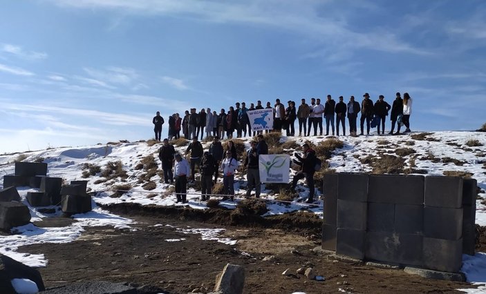 Bitlis'te define avcıları tarihi yapıları tahrip ediyor