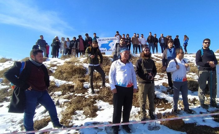 Bitlis'te define avcıları tarihi yapıları tahrip ediyor
