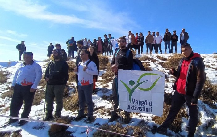 Bitlis'te define avcıları tarihi yapıları tahrip ediyor