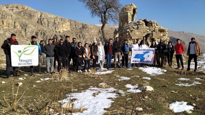 Bitlis'te define avcıları tarihi yapıları tahrip ediyor