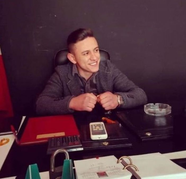 d Bursa’da polisin kurşunuyla ölen oğlunun yasını tutuyor