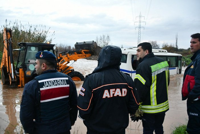 Manisa’da, derede mahsur kalan midibüsteki 18 kişi kurtarıldı