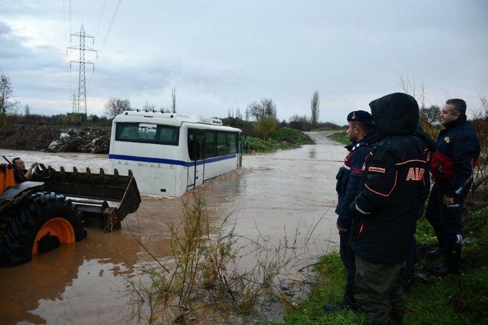 Manisa’da, derede mahsur kalan midibüsteki 18 kişi kurtarıldı