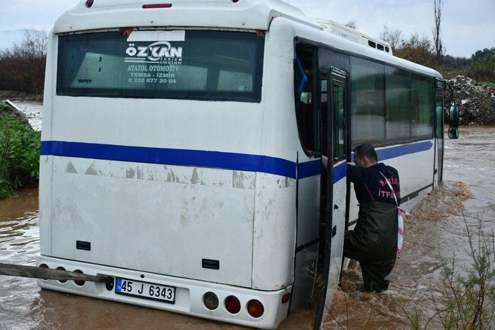 Manisa’da, derede mahsur kalan midibüsteki 18 kişi kurtarıldı