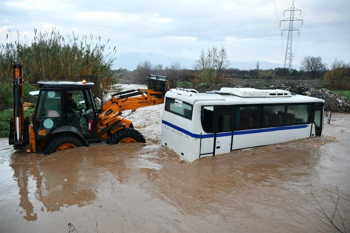 Manisa’da, derede mahsur kalan midibüsteki 18 kişi kurtarıldı