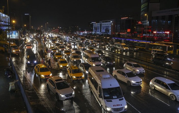 İstanbul'da trafik yoğunluğu, yağmur nedeniyle arttı