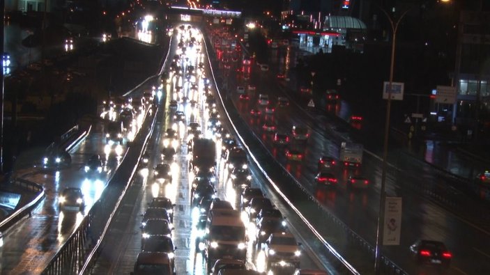 İstanbul'da trafik yoğunluğu, yağmur nedeniyle arttı