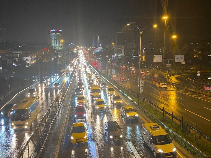 İstanbul'da trafik yoğunluğu, yağmur nedeniyle arttı