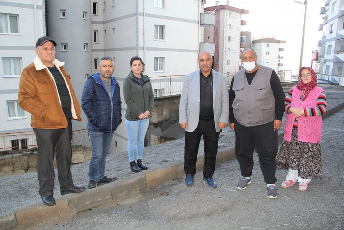 İzmir'de üzerine duvar yıkılan apartman sakinleri, günlerdir çözüm bekliyor