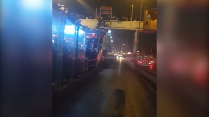 İstanbul'da arızalanan metrobüs, seferleri aksattı