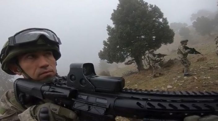 Komandoların zorlu eğitiminden görüntüler