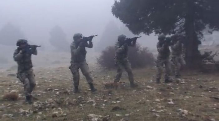 Komandoların zorlu eğitiminden görüntüler