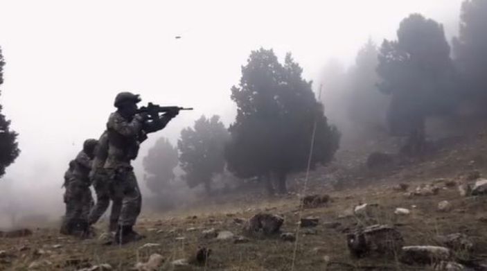 Komandoların zorlu eğitiminden görüntüler