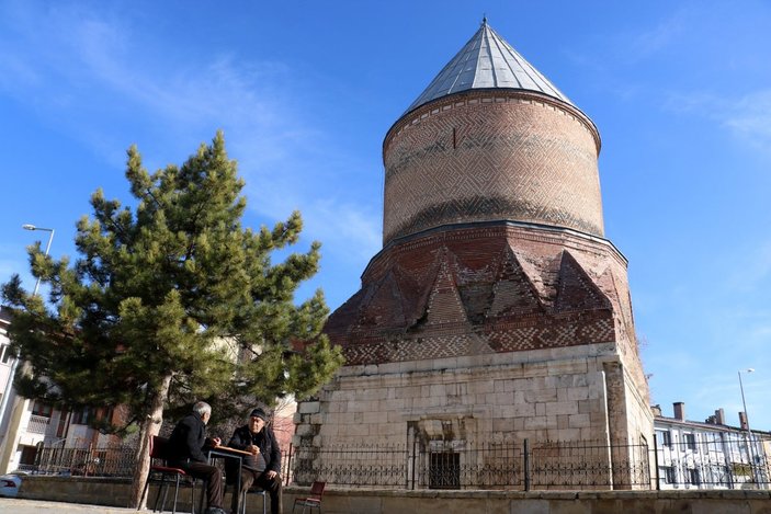 Sivas'ın 674 yıllık tarihi yapısı dökülmeye başladı