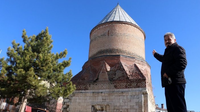 Sivas'ın 674 yıllık tarihi yapısı dökülmeye başladı